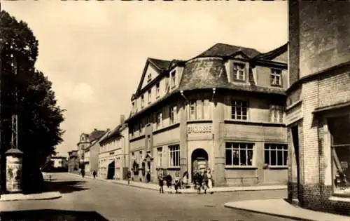 Ak Falkenberg an der Elster, Stadtansicht,  Gebäude, Straße, Kinder spielen, Schwarz-Weiß Fotogra
