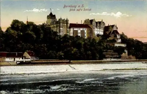 Ak Bernburg an der Saale, Schlossansicht, Bernburg a. S., Flussansicht, Landschaft