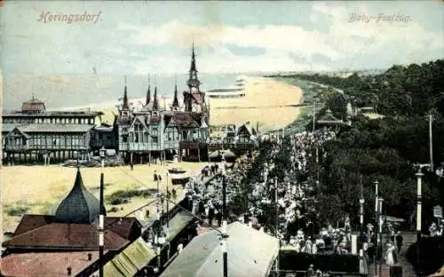 Ak Ostseebad Heringsdorf auf Usedom, Vorderansicht von  Strandpromenade, Menschenmenge, festliche