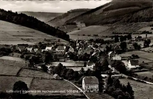 Ak Bödefeld Schmallenberg im Sauerland, Luftkurort Badefeld, Landschaft, Gebäude, Kirche