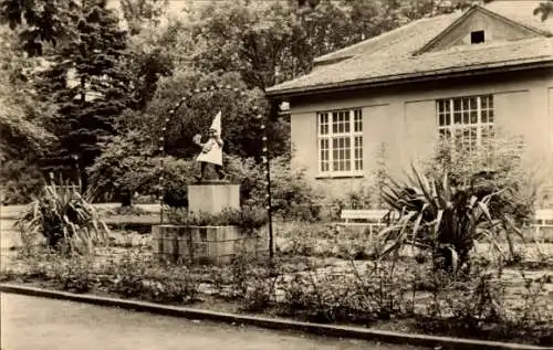 Ak Bad Dürrenberg an der Saale, Statue, Trinkmännchen, Solbad, Garten, Gebäude