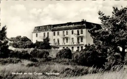 Ak Neuhaus Dierhagen an der Ostsee, Ferienheim, Gebäude mit Bäumen, Küstenlandschaft