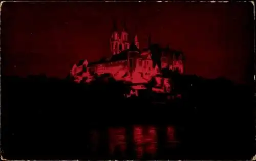 Ak Meißen an der Elbe, Albrechtsburg bei Nacht, rote Beleuchtung, r Hintergrund