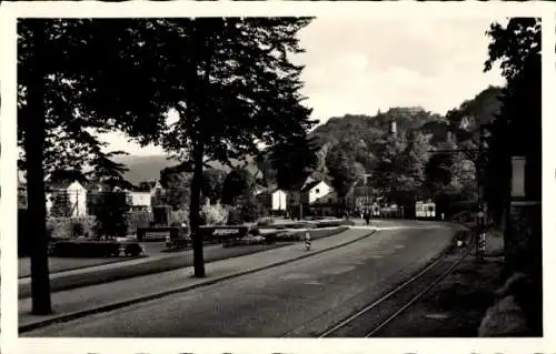 Ak Hohenlimburg Hagen in Westfalen, Blick auf  Straßenansicht, Bäume, Gebäude, Hügel