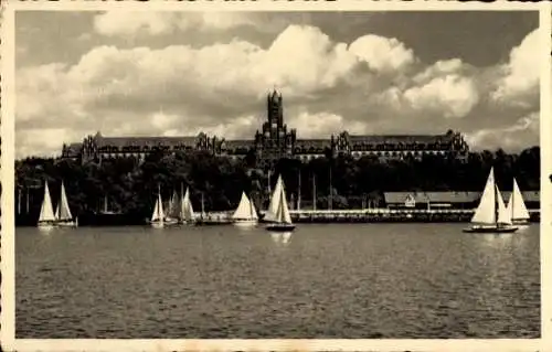 Ak Mürwik Flensburg in Schleswig Holstein, Mürwik Marineschule, Segelboote, Wasser, Wolken