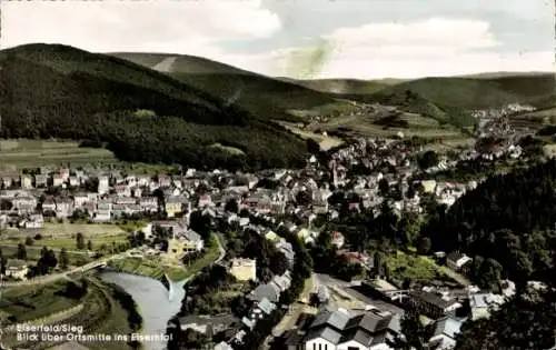 Ak Eiserfeld Siegen in Westfalen, Blick über Ortsmitte, Eiserfeld/Sieg, Berge im Hintergrund