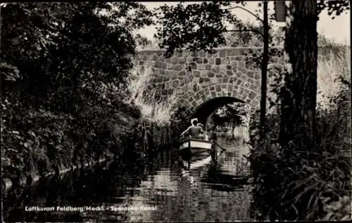 Ak Feldberg in Mecklenburg, Ruderboot auf dem Seerosenkanal, Brücke