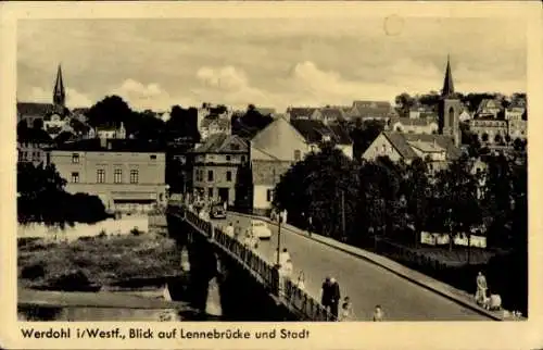 Ak Werdohl im Sauerland, Ansicht auf Lennebrücke und Stadt,  Umgebung, Personen auf der Straße