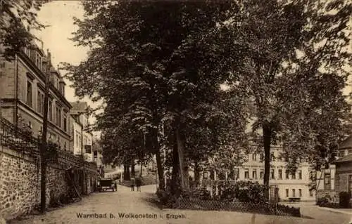 Ak Wolkenstein im Erzgebirge, Straße mit Bäumen,  Gebäude, Personen im Hintergrund
