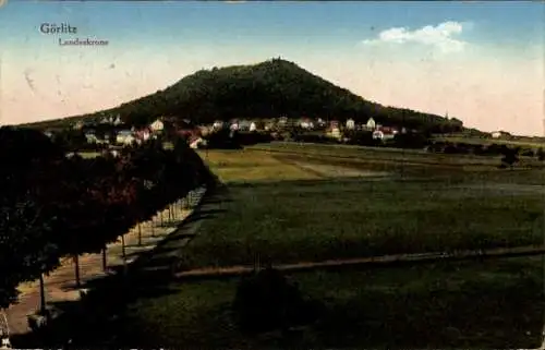 Ak Görlitz in der Lausitz,  Landeskrone, Hügel mit Bäumen und Häusern, blauer Himmel
