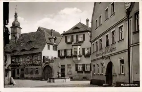 Ak Mainbernheim in Unterfranken, Marktplatz, Fachwerkhäuser, Brunnen,  Architektur, schwarz-weiß