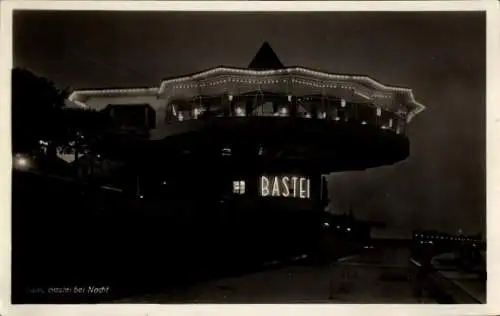 Ak Lohmen Sächsische Schweiz, Bastei, Bastei bei Nacht, beleuchtetes Gebäude, lichtspiele