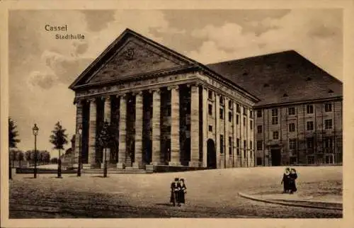 Ak Cassel Kassel in Hessen, Stadthalle mit Säulen,  Architektur, Frauen in Kleider
