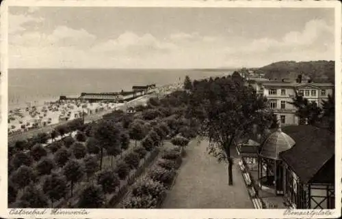 Ak Ostseebad Ückeritz auf Usedom, Aussicht auf Strandpromenade, Meer, Bäume, Architektur