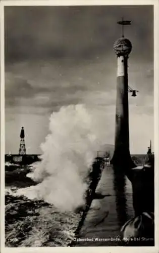 Ak Ostseebad Warnemünde Rostock, Ostseebad  Mole bei Sturm, mächtige Wellen