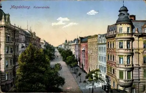 Ak Magdeburg an der Elbe, Kaiserstraße, Häuserfront, Bäume, Himmel mit Wolken