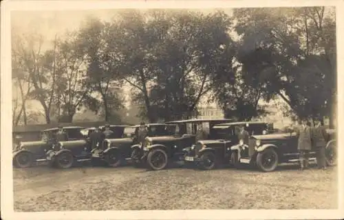 Foto Ak Oldenburg, Taxis mit Nummern, Automobile, Fahrer