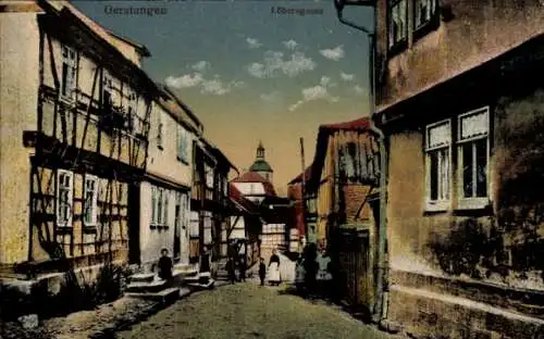 Ak Gerstungen in Thüringen, Gasse mit Fachwerkhäusern, Himmel mit Wolken, zwei Kinder und eine Fr