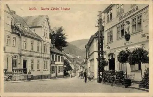 Ak Ruhla in Thüringen, Unter Linden-Strasse, Hotel & Restaurant zur Traube,  Architektur, Persone