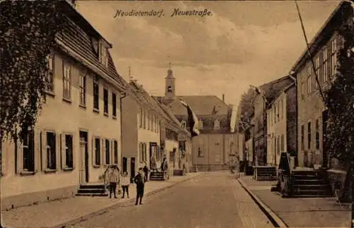 Ak Neudietendorf in Thüringen,  Neuestraße, Straßenszene,  Gebäude