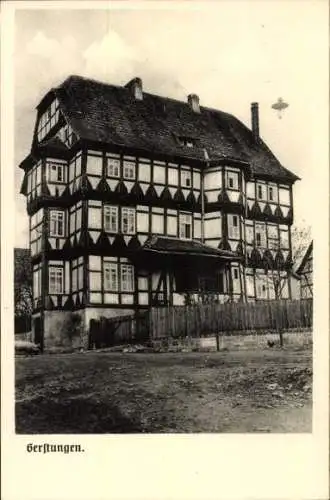 Ak Gerstungen in Thüringen, Historisches Fachwerkhaus, Schwarz-Weiß, Himmel mit Flugzeug