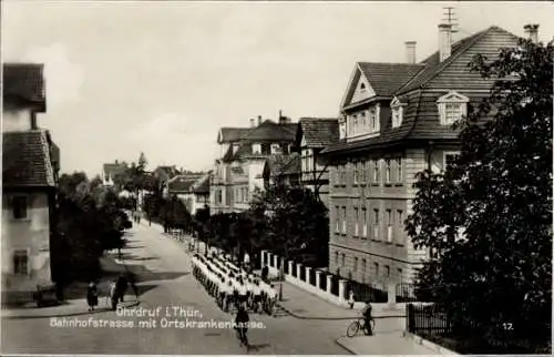 Ak Ohrdruf in Thüringen, Bahnhofstraße, Ortskrankenkasse,  Architektur, Radfahrer, Bäume, Straßen