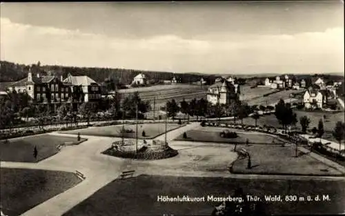 Ak Masserberg in Thüringen, Teilansicht, Grünanlage, Sitzbänke