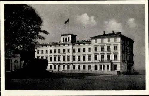 Ak Heiligendamm Bad Doberan, Haus Mecklenburg, Vorplatz