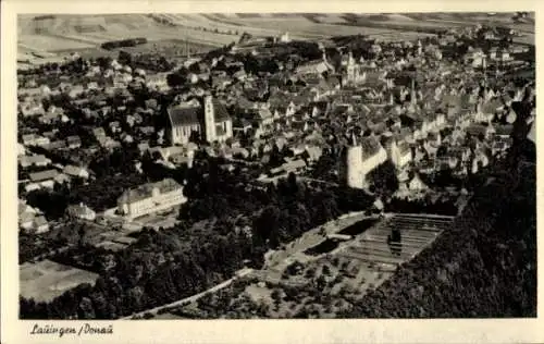 Ak Lauingen an der Donau Schwäbische Alb, Luftansicht von  Stadtansicht, Kirche, alte Häuser, Fel