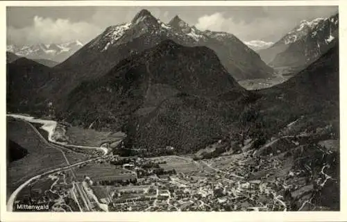 Ak Mittenwald in Oberbayern, Landschaftsaufnahme, Berge, Täler, Mittenwald