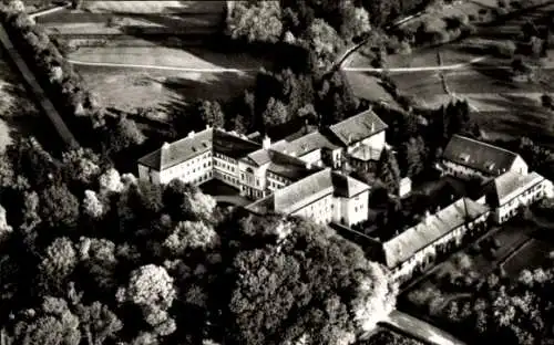 Ak Bad Boll in Württemberg, Luftaufnahme des Kurhauses  beeindruckende Architektur, umgeben von B