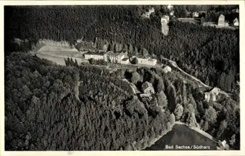 Ak Bad Sachsa im Harz, Luftaufnahme von  umgeben von Wäldern, Gebäude sichtbar, Teich im Vordergr