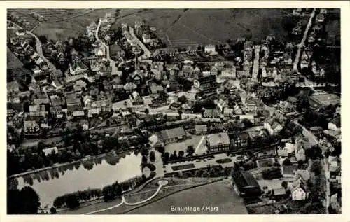 Ak Braunlage im Oberharz, Luftaufnahme von  Harz, Wohngebäude, Teich, Landschaft