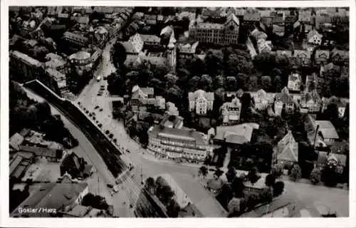 Ak Goslar am Harz, Luftaufnahme von  viele Gebäude, Bäume, Straße