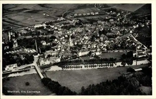 Ak Wanfried an der Werra Hessen, Luftaufnahme von  Kirche, Häuser, Flusslandschaft, ländliche Umg