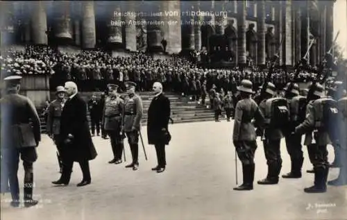 Ak Reichspräsident Paul von Hindenburg beim Abschreiten der Ehrenkompagnie