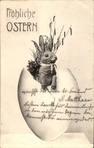 Ak Fröhliche Ostern, Hase schaut aus Ei
