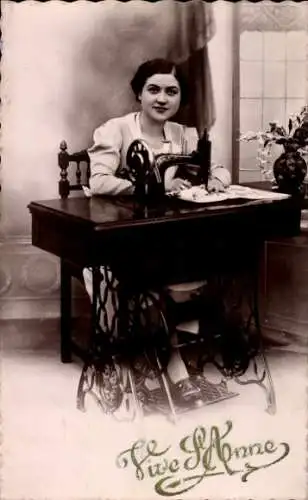 Ak Frohes Neujahr, Frau mit Nähmaschine