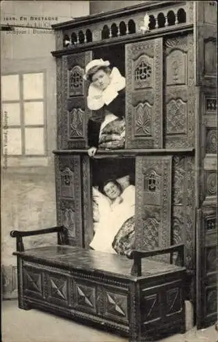Ak Bretagne, Costumes Bretons, bretonische Trachten, Zwei Frauen in einem Himmelbett aus dunkl...