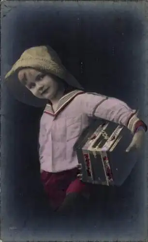Ak Kleiner Junge mit Ziehharmonika