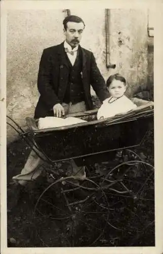 Foto Ak Kind im Kinderwagen, Vater