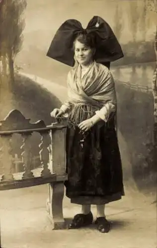 Foto Elsässerin in Tracht, Porträt