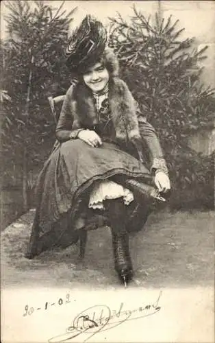 Ak Frau mit Schlittschuhen, Porträt