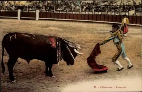 Ak Stierkampf, Torero, Arena, Zuschauer, Angriff