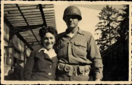 Foto Ak Soldat in Uniform und seine Frau, Porträt