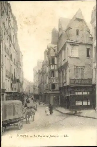Ak Nantes Loire Atlantique, Blick auf die Rue de la Juiverie,  Gebäude, Pferd und Wagen, Menschen