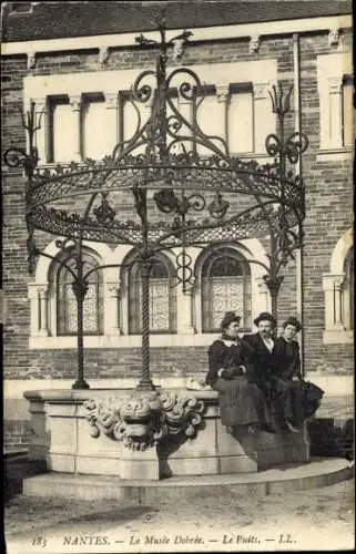 Ak Nantes Loire Atlantique, Biscuits Lefevre-Utile, Brunnen, Musée Dobrée, drei Personen,  Archit