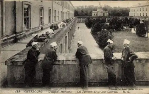 Ak Cherbourg en Cotentin Manche, Hôpital Maritime, Terrassen der Cour Centrale, Männer in Uniform