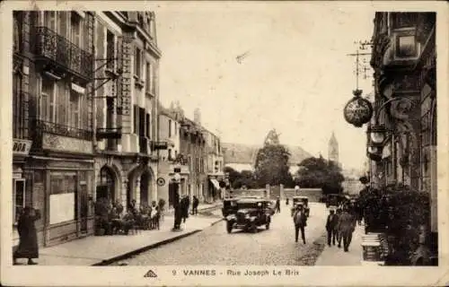 Ak Vannes Morbihan, Straße Rue Joseph Le Brix,  Architektur, Fahrzeuge, Menschen
