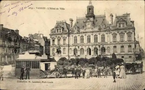 Ak Vannes Morbihan, Stadtansicht, Hôtel de Ville,  Gebäude, Kutschen, Menschen